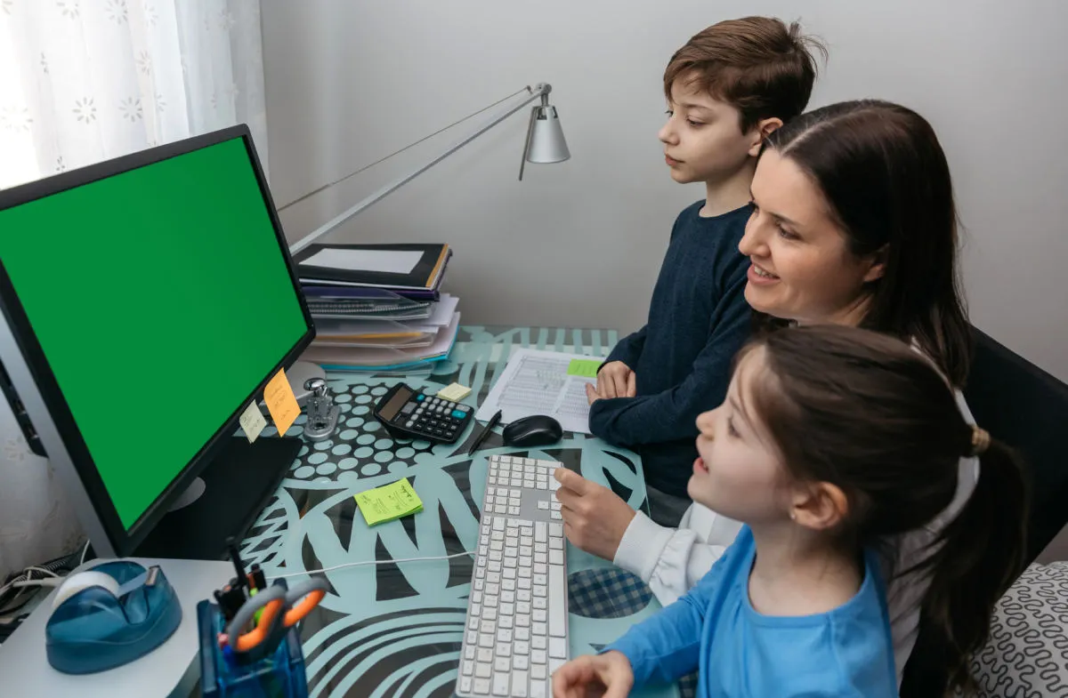 mother and children looking at computer screen M3D2MKH